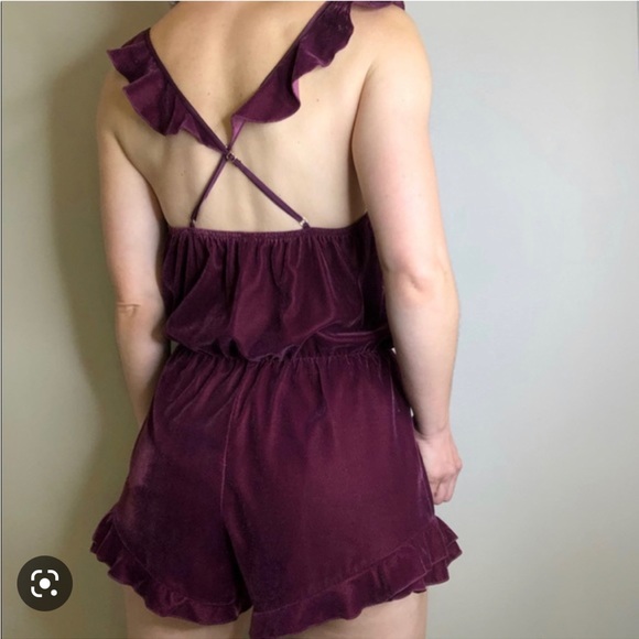 Victoria’s Secret Burgundy Velvet Velour Ruffle Hem Shorts & Cami pl’s Size M - Picture 2 of 13